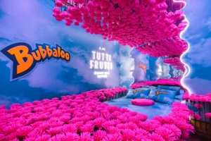 Um dos quartos do Hotel Bubbaloo de SP com flores e cheiros para se aventurar
