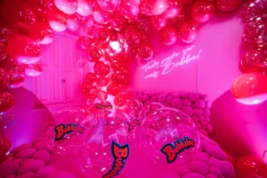 Um dos quartos do Hotel do chiclete Bubbaloo cheio de bolinhas